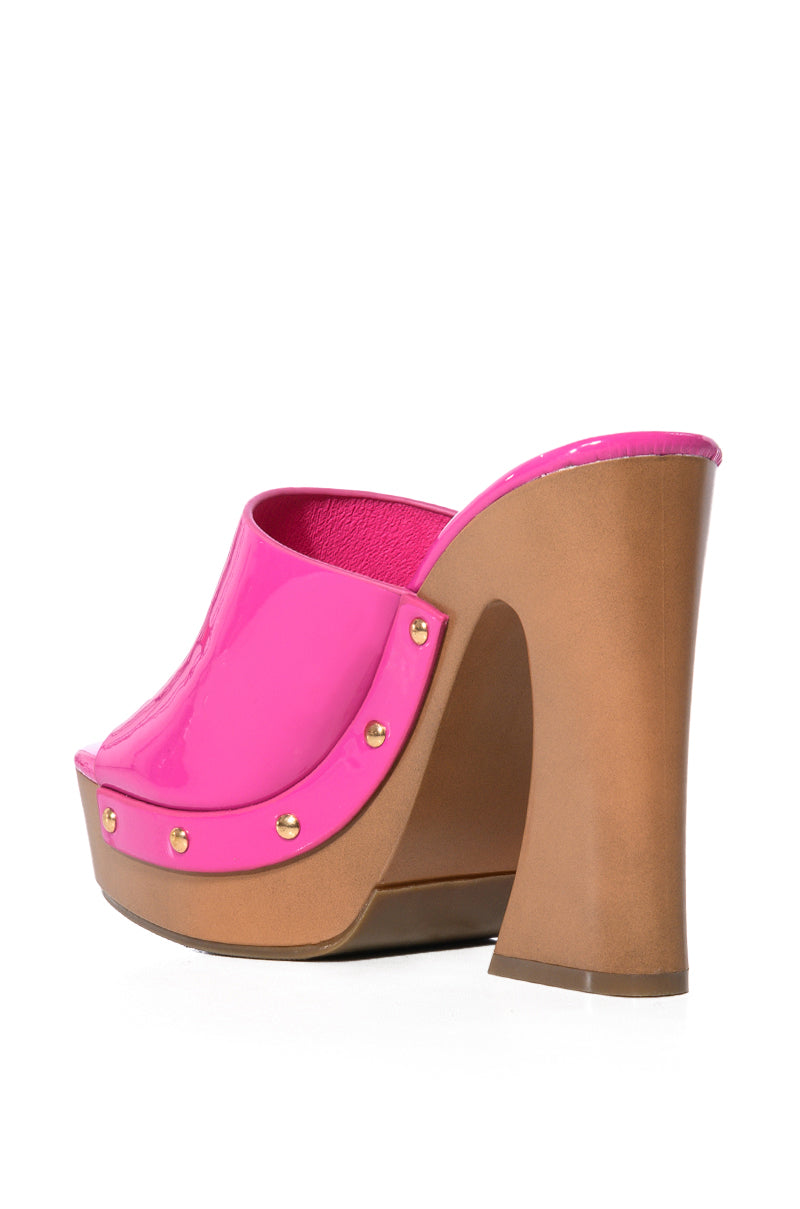 AMANDA SLIP ON PATENT SANDAL IN PINK
